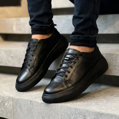 Zapato sport para hombre 100% cuero Ref 0216 con apliques labrados, plantilla confort, cordones encerados y suela EVA alta cosida. Elegante, cómodo y resistente.