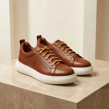 Zapato sport para hombre 100% cuero Ref 0216 con apliques labrados, plantilla confort, cordones encerados y suela EVA alta cosida. Elegante, cómodo y resistente.