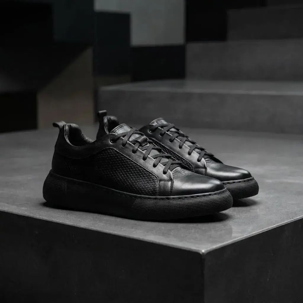 Zapato sport para hombre 100% cuero Ref 0216 con apliques labrados, plantilla confort, cordones encerados y suela EVA alta cosida. Elegante, cómodo y resistente.