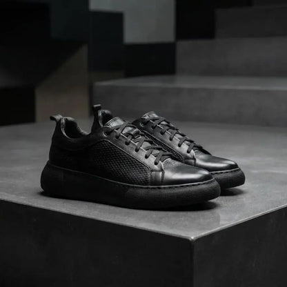 Zapato sport para hombre 100% cuero Ref 0216 con apliques labrados, plantilla confort, cordones encerados y suela EVA alta cosida. Elegante, cómodo y resistente.