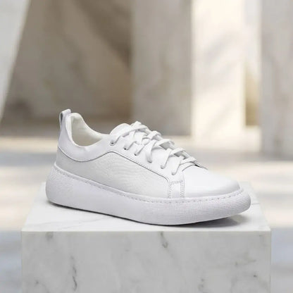 Zapato sport para hombre 100% cuero Ref 0216 con apliques labrados, plantilla confort, cordones encerados y suela EVA alta cosida. Elegante, cómodo y resistente.