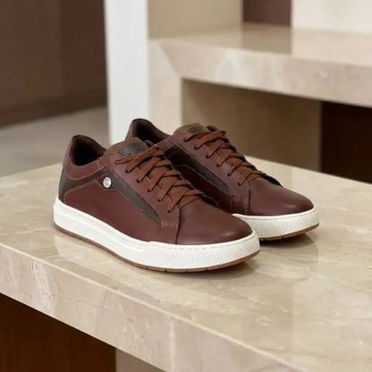 Zapato sport para hombre en cuero encerado con plantilla confort y suela expanso cosida. Elegante, cómodo y resistente para oficina y uso diario.