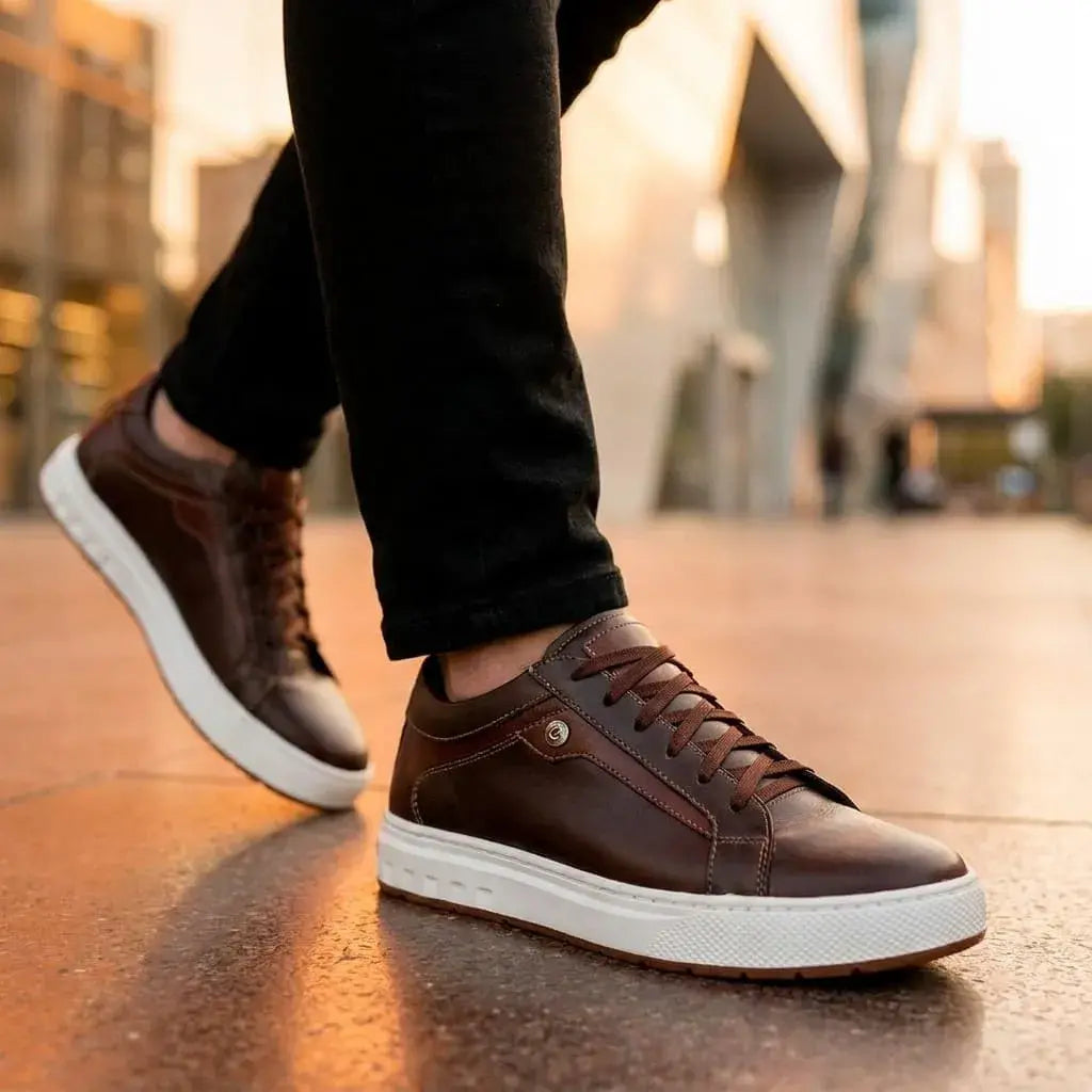 Zapato sport para hombre en cuero encerado con plantilla confort y suela expanso cosida. Elegante, cómodo y resistente para oficina y uso diario.