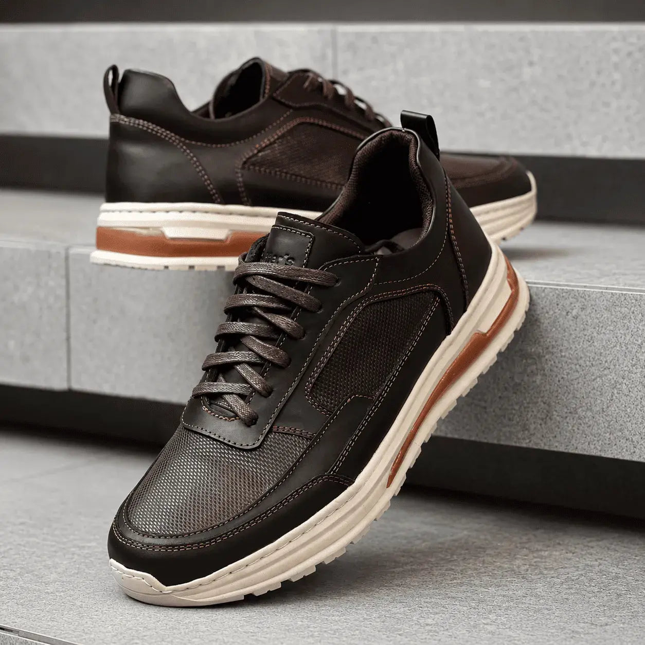 Zapato sport para hombre en cuero encerado y grabado con plantilla confort, cordones encerados y suela expanso bicolor cosida. Elegante, cómodo y resistente.