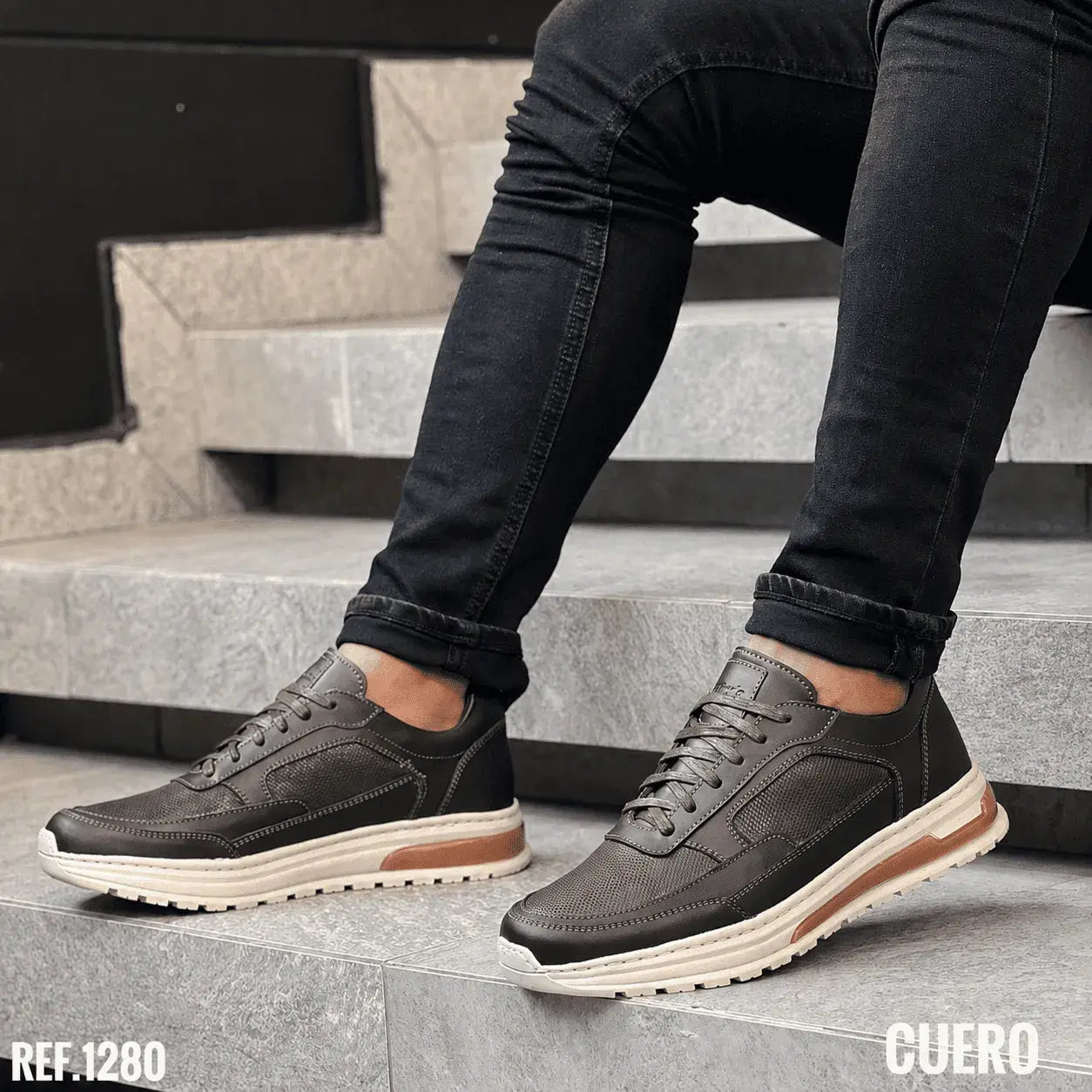 Zapato sport para hombre en cuero encerado y grabado con plantilla confort, cordones encerados y suela expanso bicolor cosida. Elegante, cómodo y resistente.