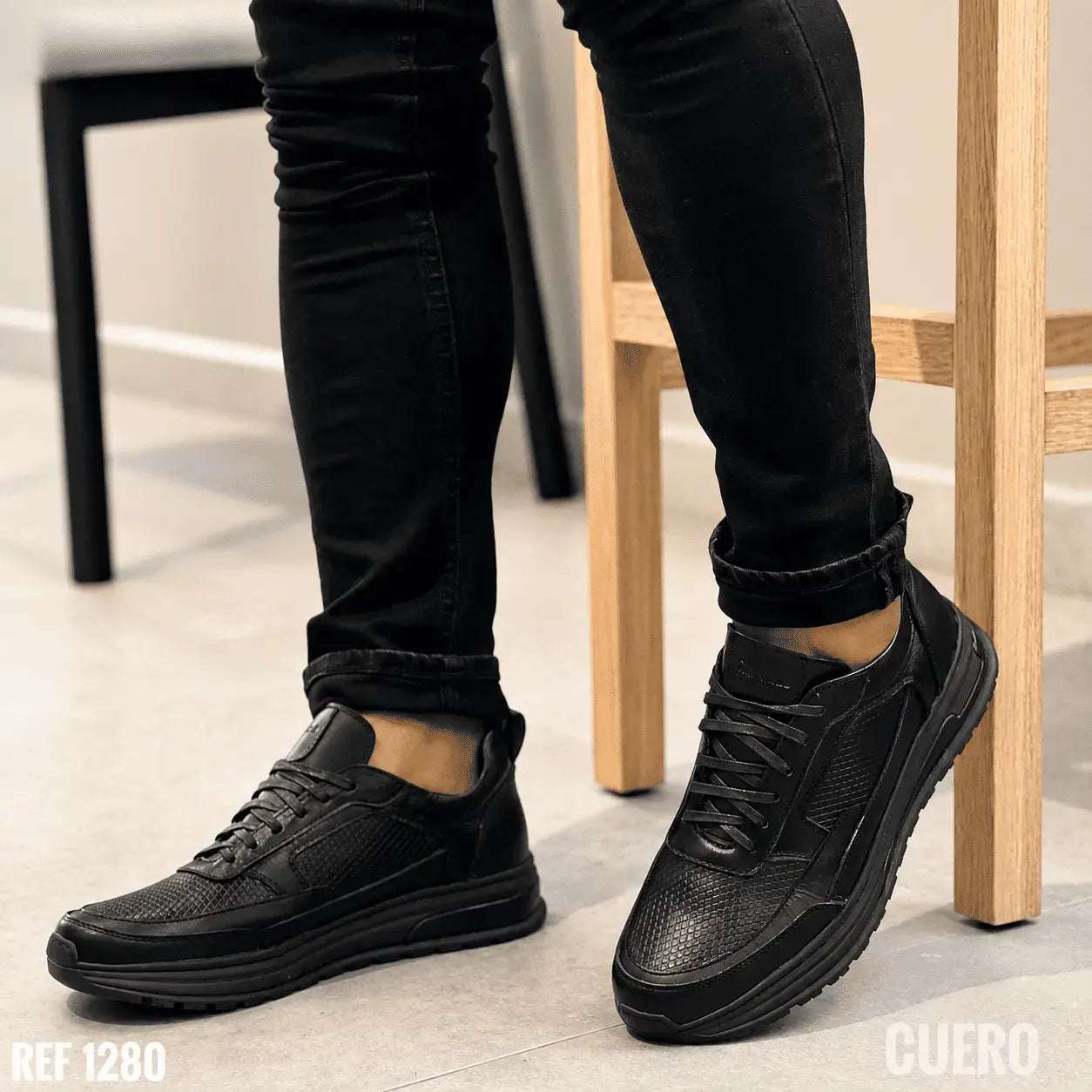 Zapato sport para hombre en cuero encerado y grabado con plantilla confort, cordones encerados y suela expanso bicolor cosida. Elegante, cómodo y resistente.