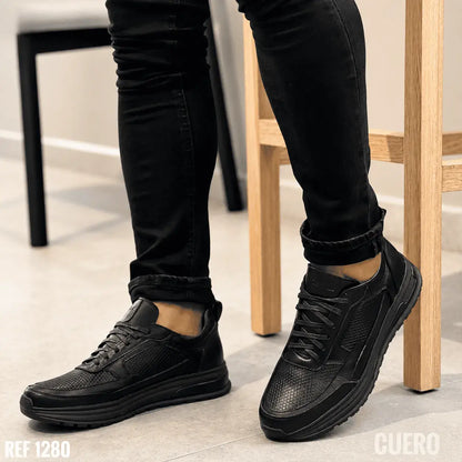 Zapato sport para hombre en cuero encerado y grabado con plantilla confort, cordones encerados y suela expanso bicolor cosida. Elegante, cómodo y resistente.