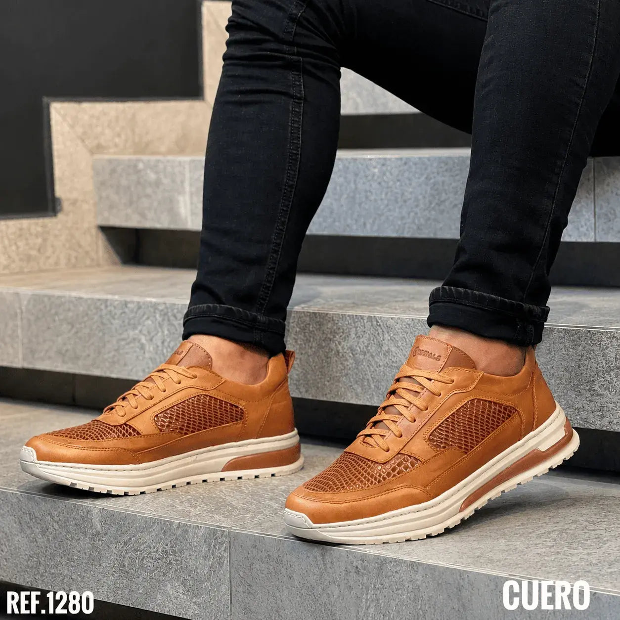 Zapato sport para hombre en cuero encerado y grabado con plantilla confort, cordones encerados y suela expanso bicolor cosida. Elegante, cómodo y resistente.