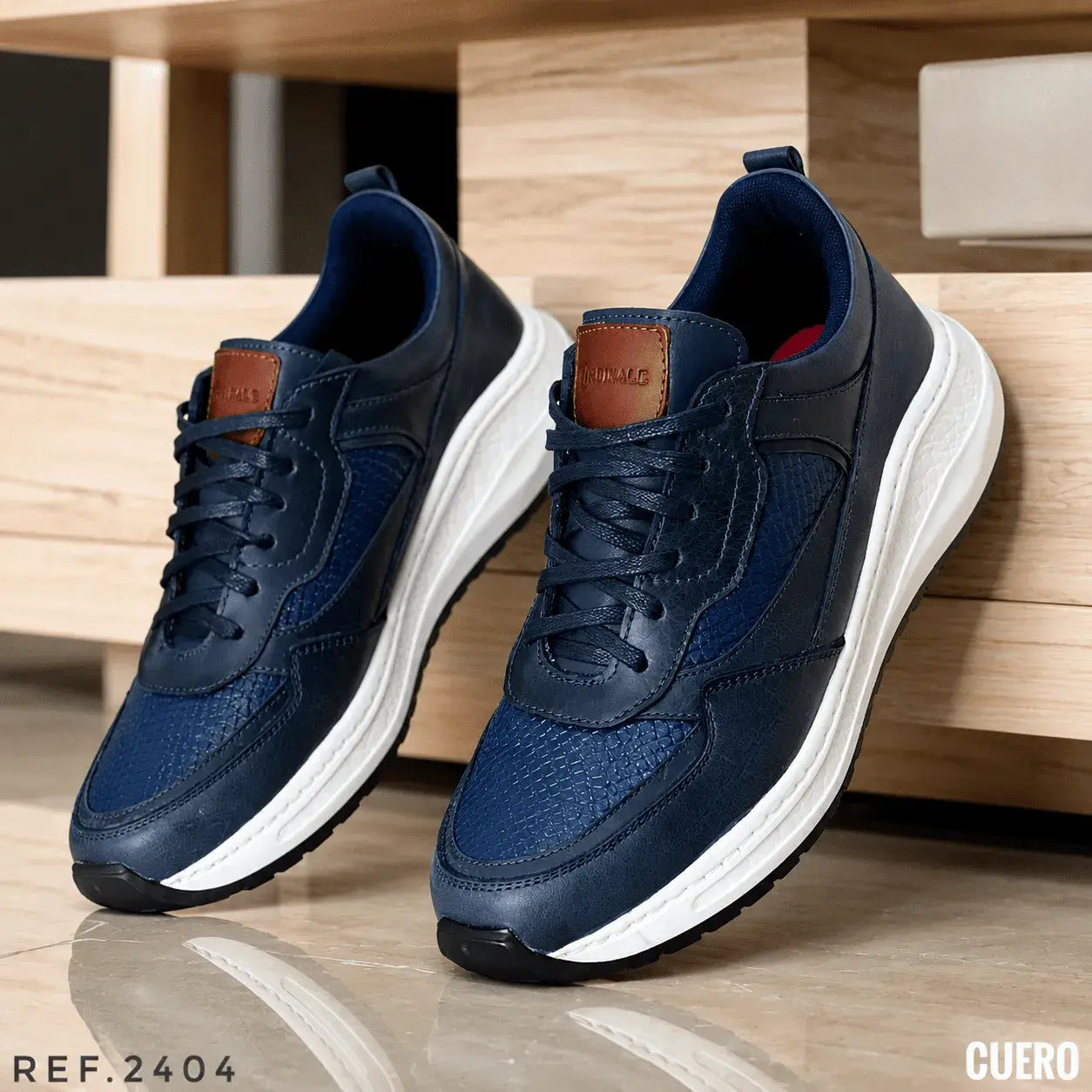 Zapato sport para hombre en cuero encerado y grabado con plantilla confort, cordones encerados y suela expanso bicolor cosida. Elegante y cómodo para uso diario.