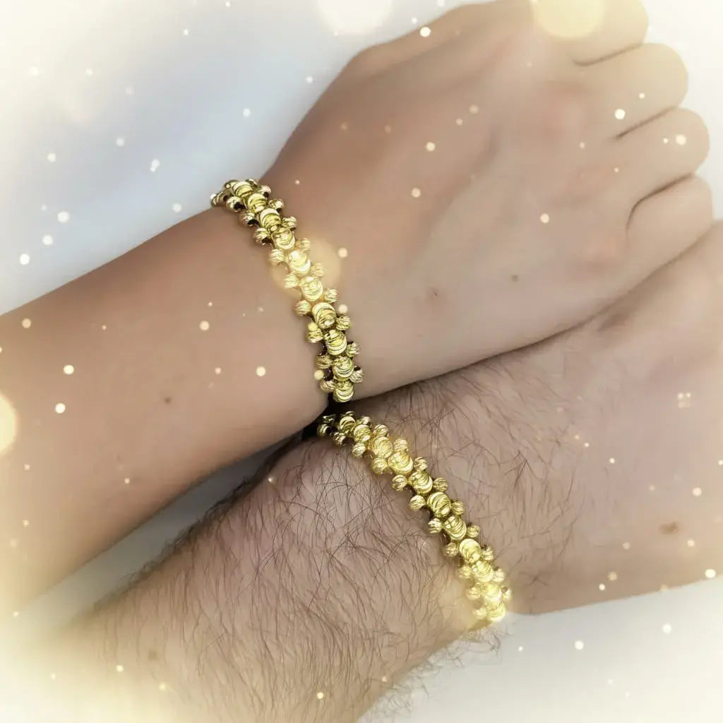 Dúo de Pulseras de 3 Carriles con Balines de 6 y 4 mm en Oro Laminado 18K – Personalizables con Iniciales, Hilo Tejido Ajustable, para Parejas o Mejores Amigos